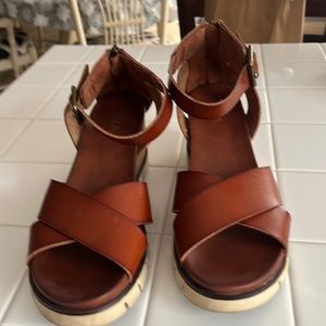 Lauri Ankle Strap Wedge Sandal in Cognac